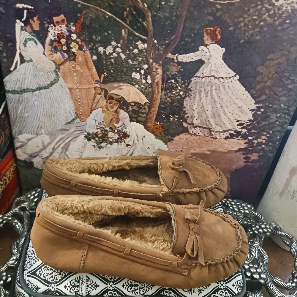 🥿🥿Blue Berry shearling lined slippers Size 6.5, Tan Color,Nice Gift 🎁 Giving.